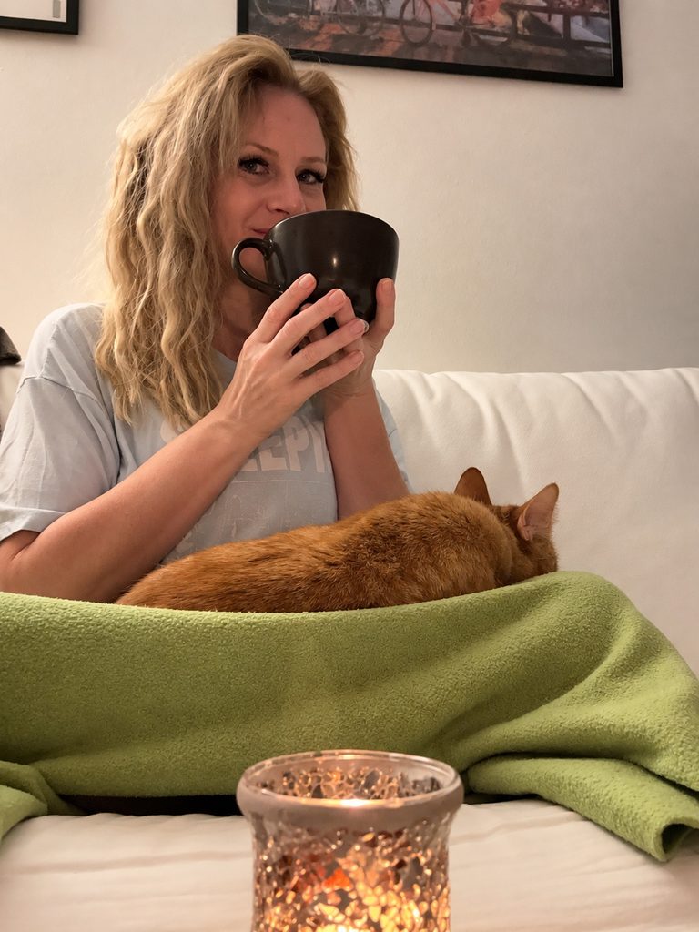 Meine heilige Kaffee-Kerze-Katze-Kuschelzeit jeden Morgen. Ich liebe es! Meditation und Atemtechnik sind auch immer dabei.